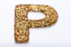 Буква из термоклеевого листа с покрытием глиттер золотой